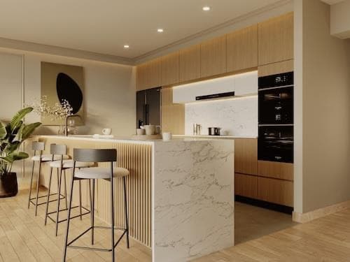 Cocina abierta con isla de mármol, taburetes y frentes de madera